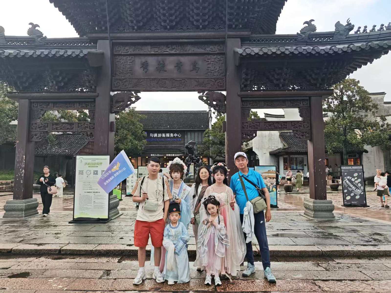 客户举狸猫旅行旗帜合影
