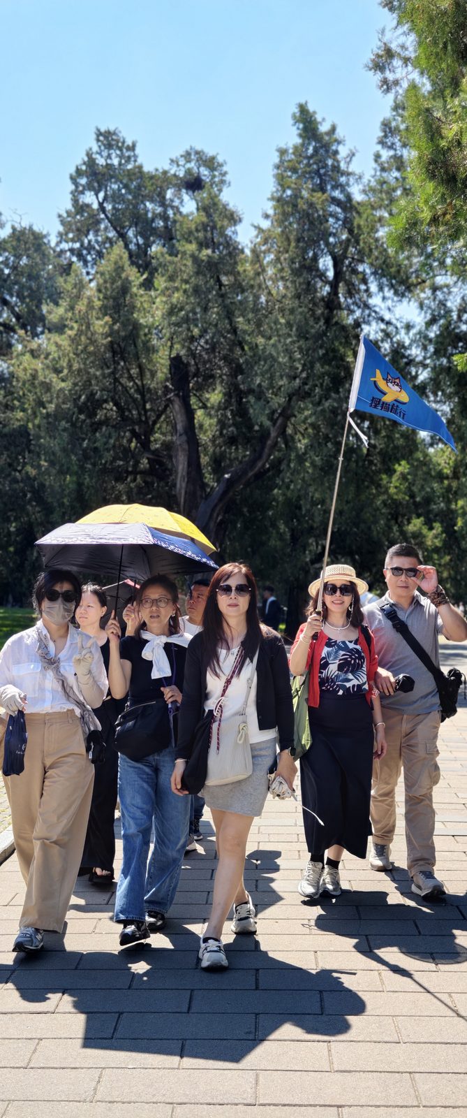 客户举狸猫旅行旗帜合影