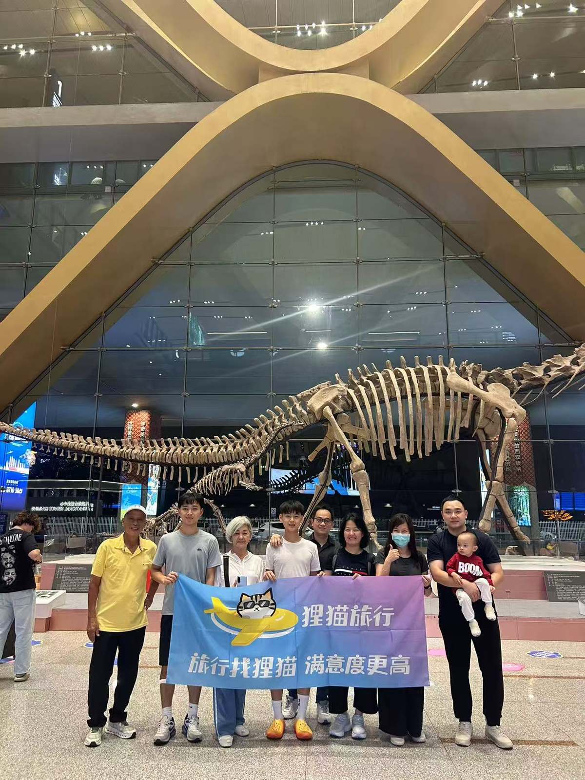 客户举狸猫旅行旗帜合影