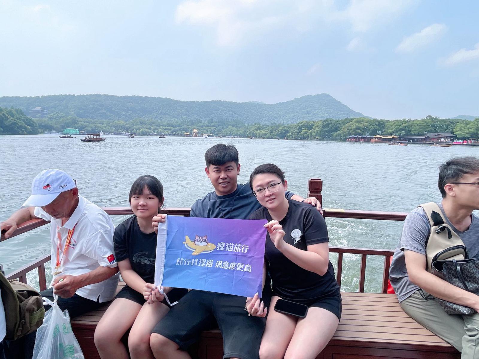 客户举狸猫旅行旗帜合影